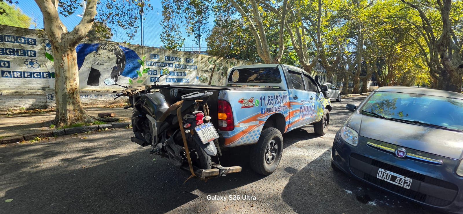 Un vehículo todoterreno y una motocicleta de la policía 