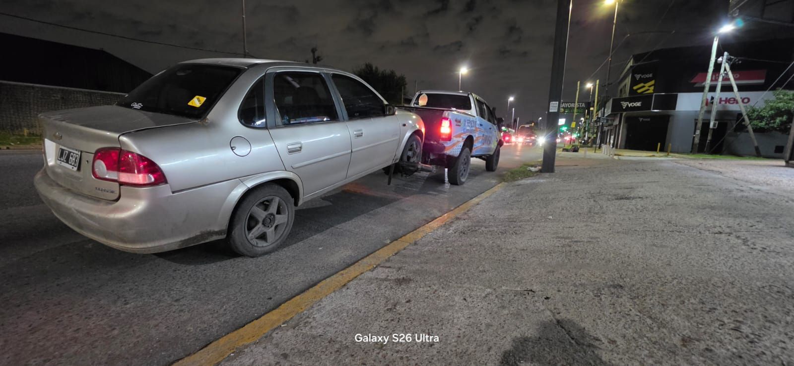 Escena de tráfico nocturno con coches haciendo cola en un camino 