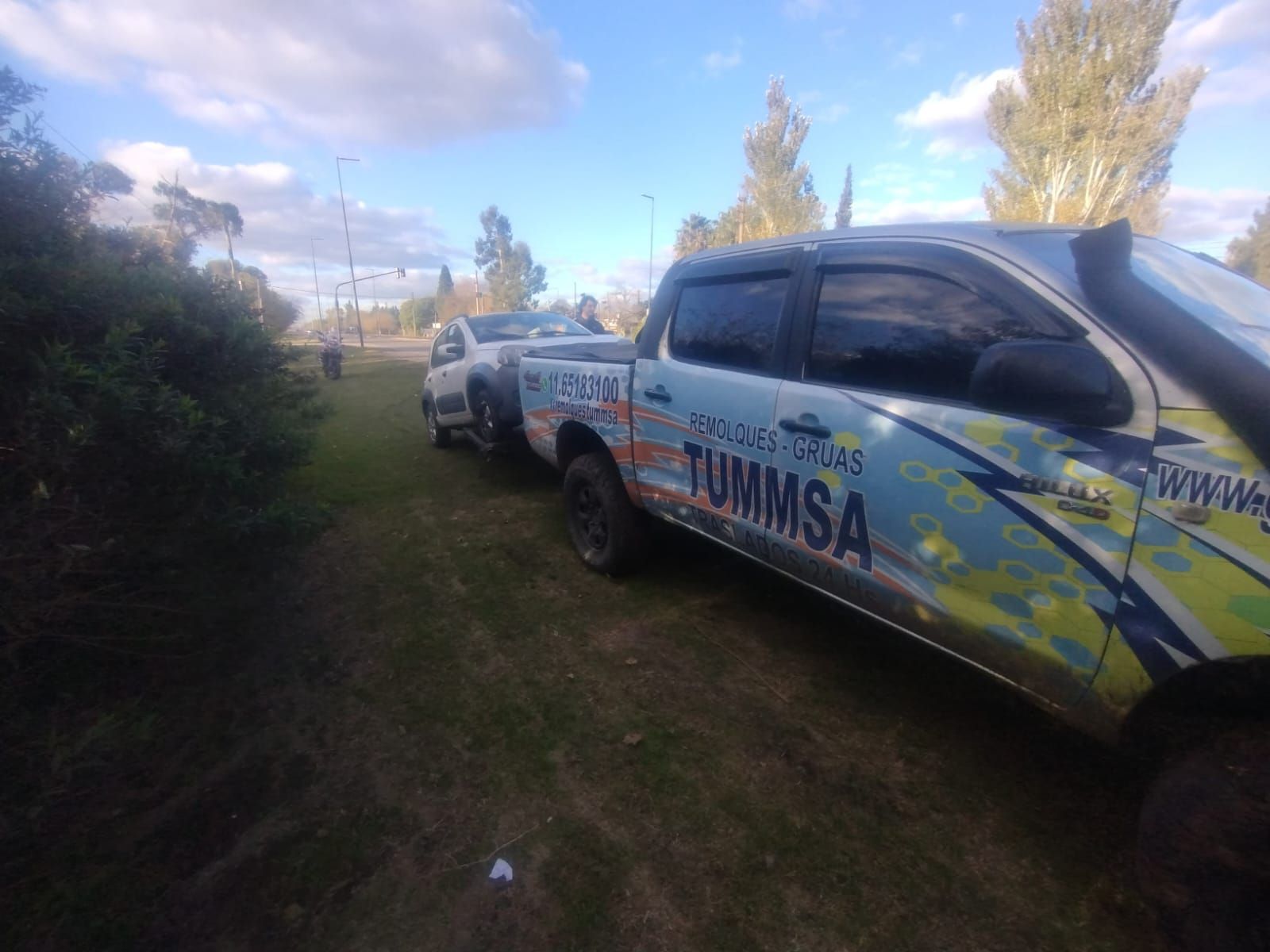 Camiones de rally estacionados al borde de una carretera 
