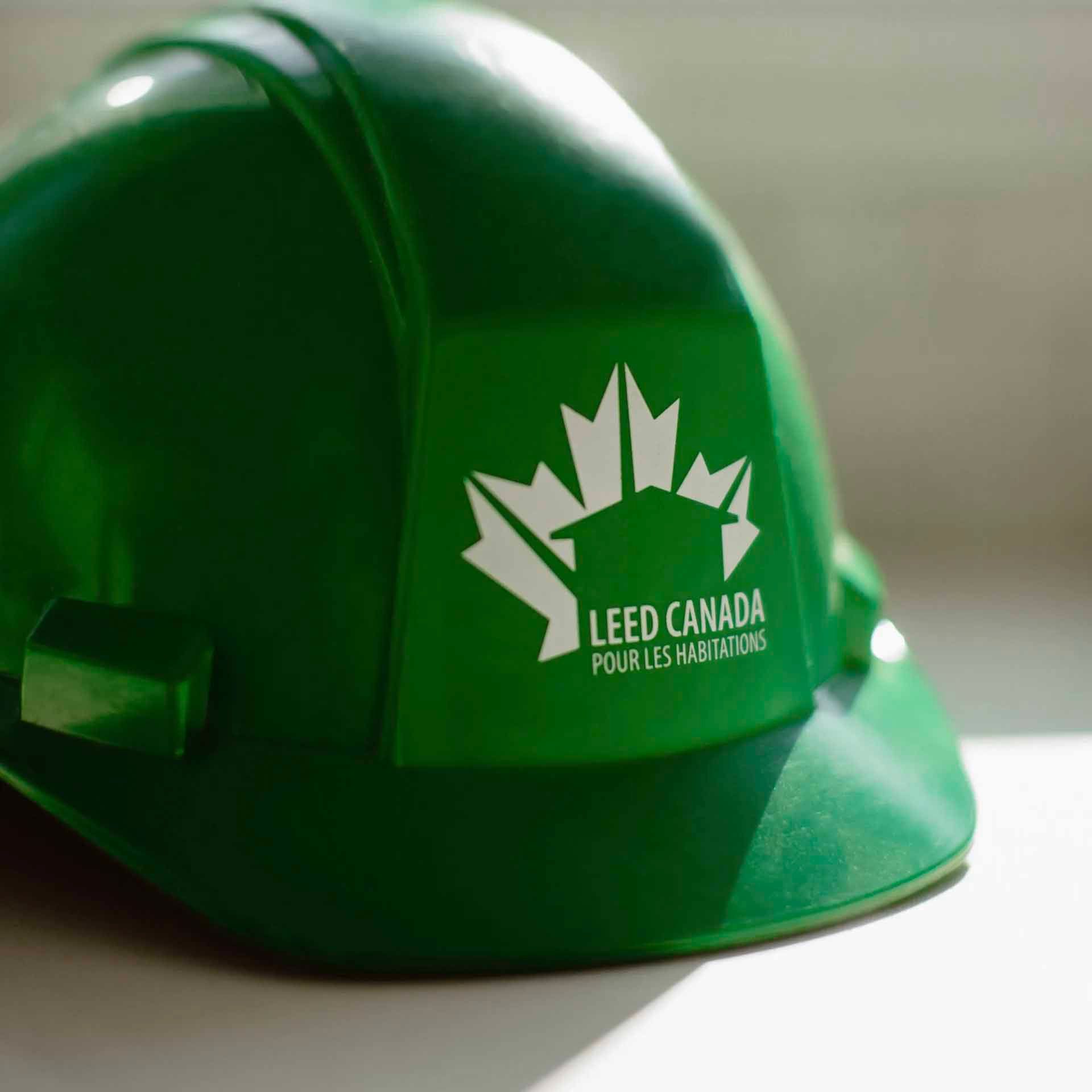 Casque de chantier vert avec logo LEED Canada.