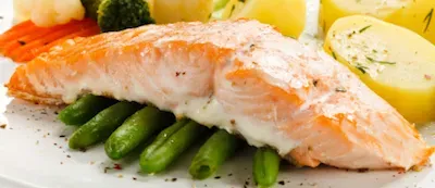 Salmon fillet with green beans and potatoes.