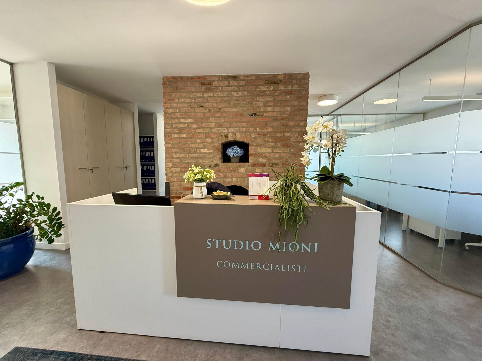 Una reception bianca in una stanza con un muro di mattoni.