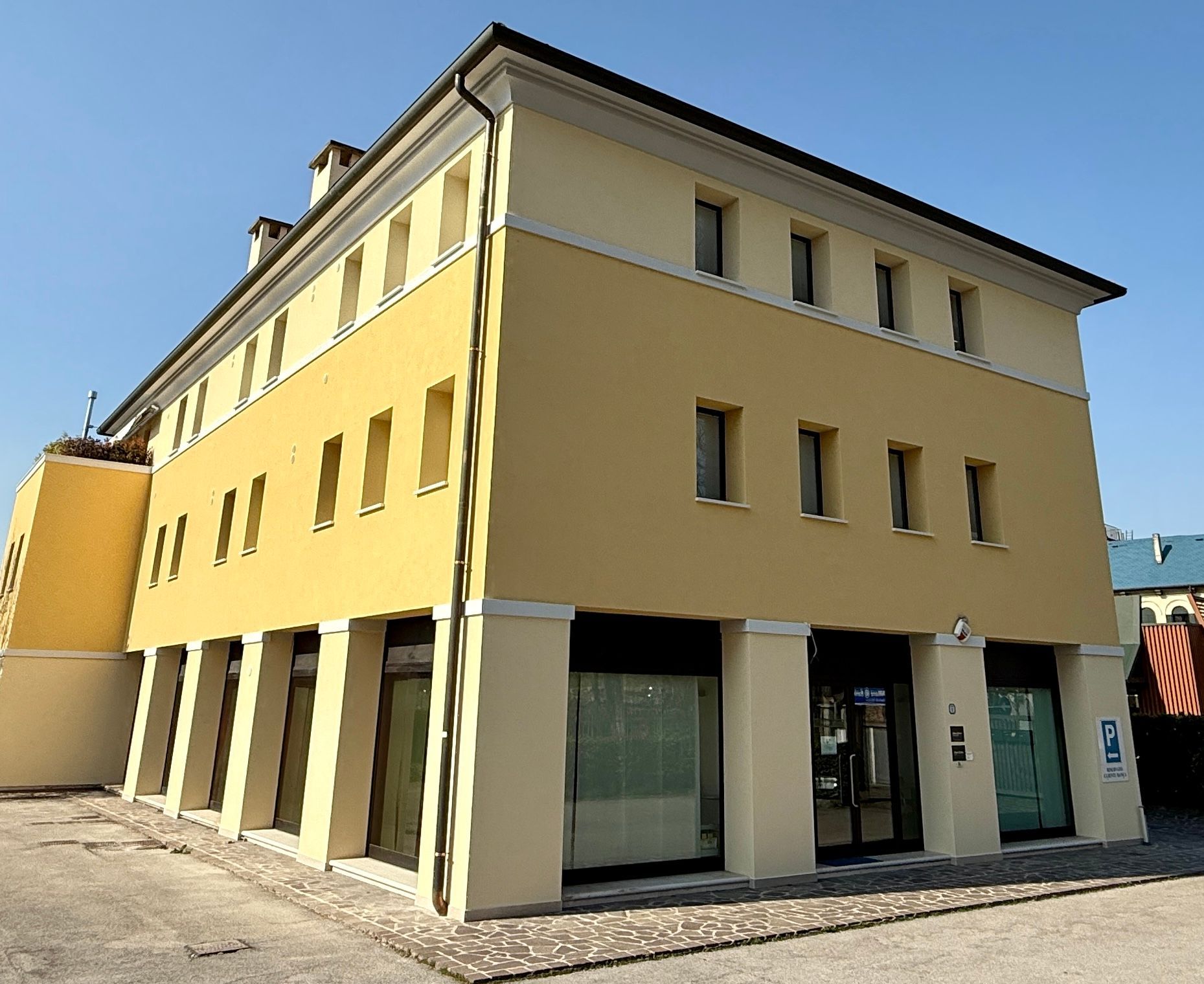 Un grande edificio giallo e bianco con molte finestre