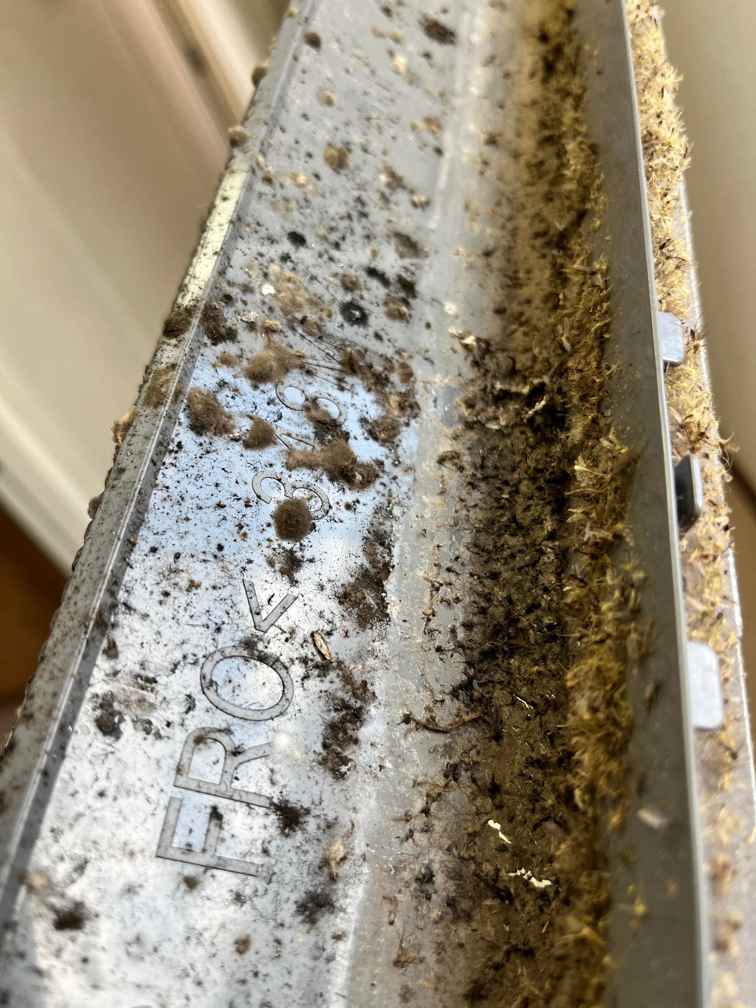 Un gros plan d'une surface métallique sale avec beaucoup de saleté dessus.