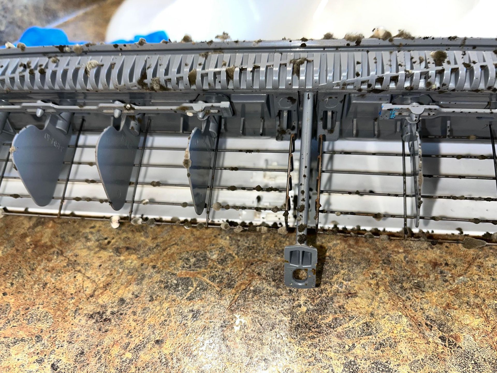 Un gros plan d'un morceau de métal sur une table.