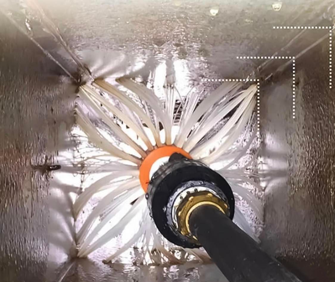 Un gros plan d'un tuyau avec un tuyau attaché.