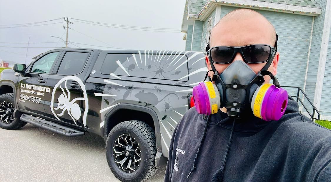 Un homme portant un masque à gaz se tient devant un camion.
