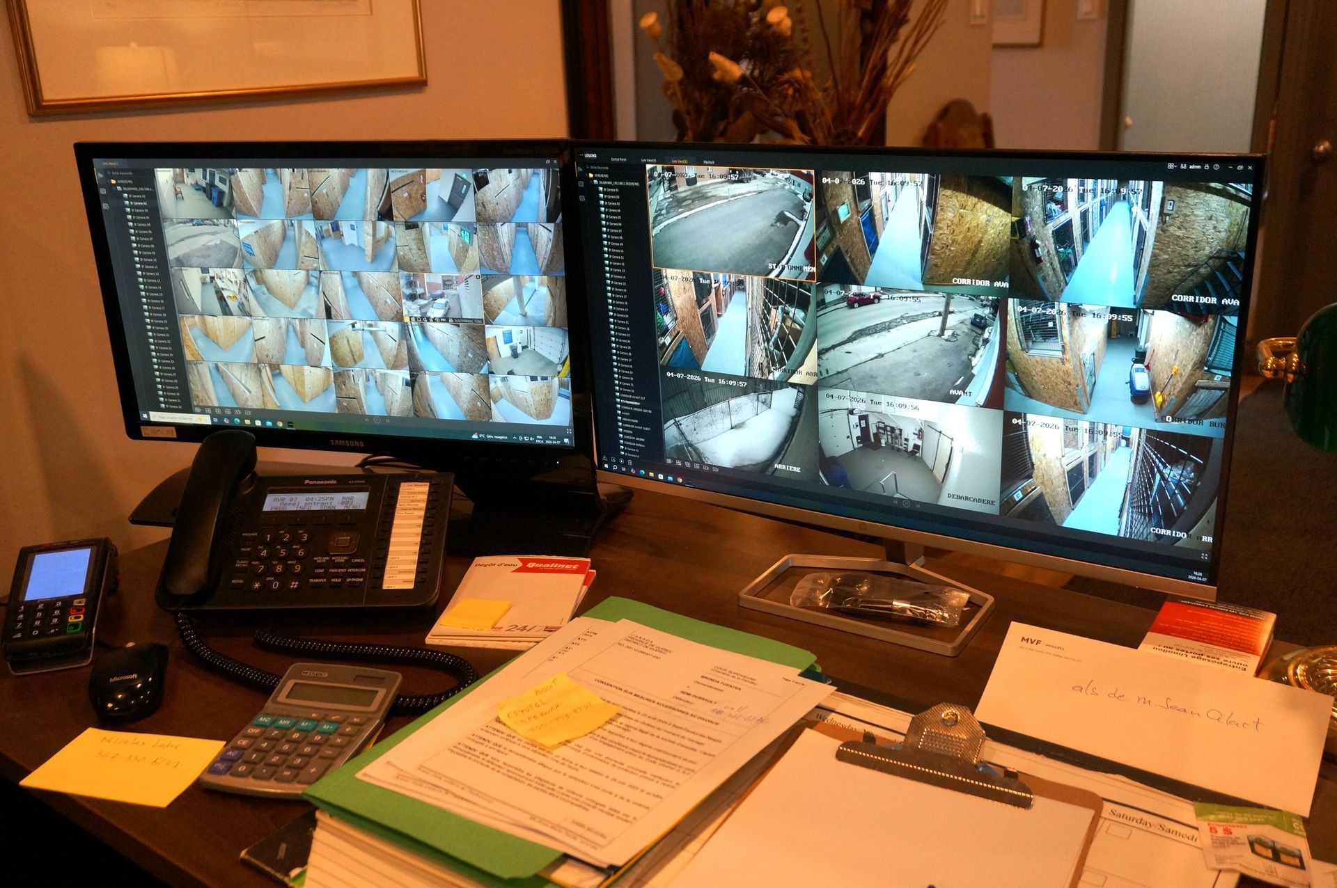 image des ordinateurs de surveillance des mini entrepots