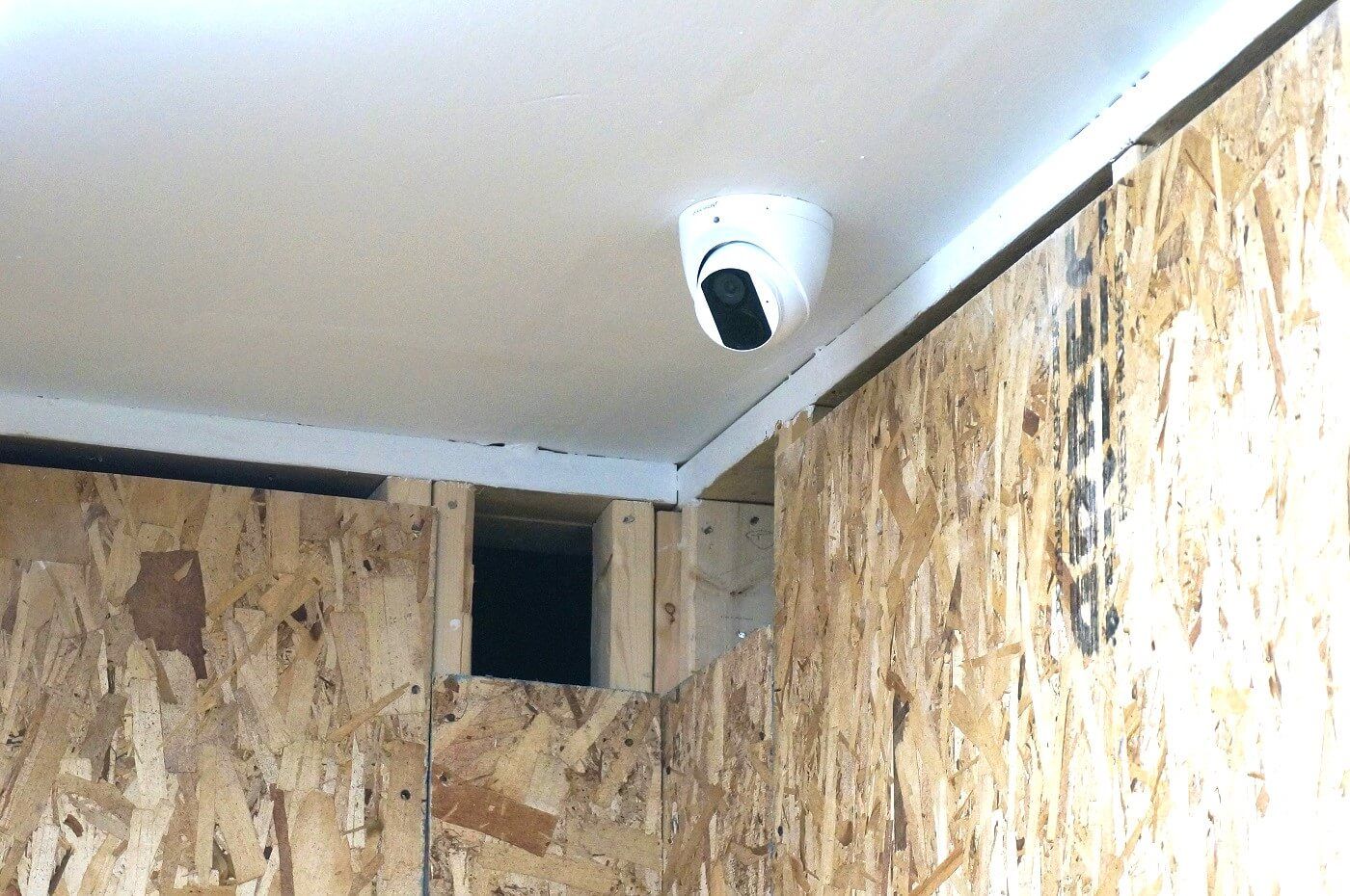 Caméra de surveillance intérieure dans un mini entrepôt à Québec