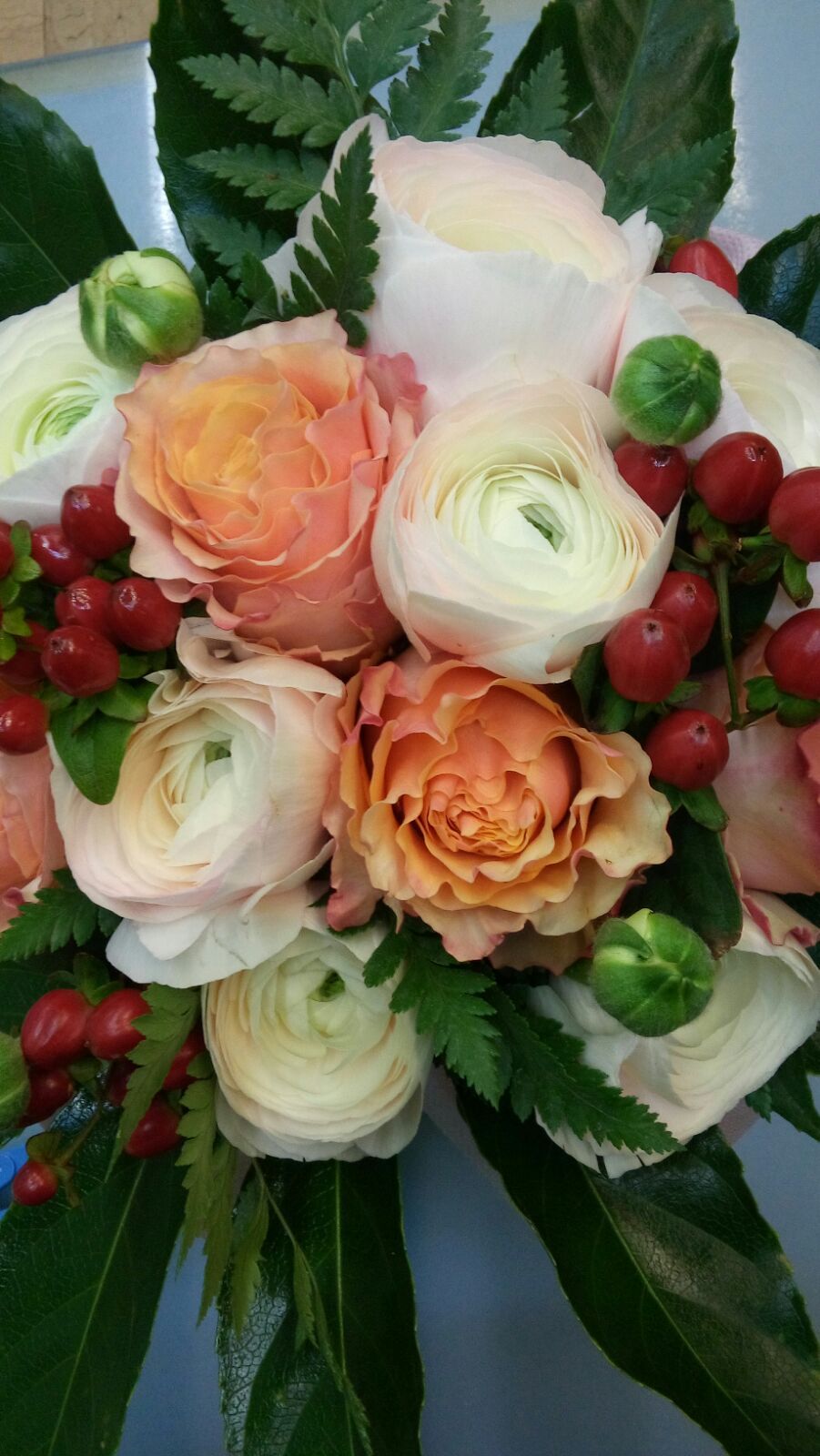 mazzo di rose di diversi colori