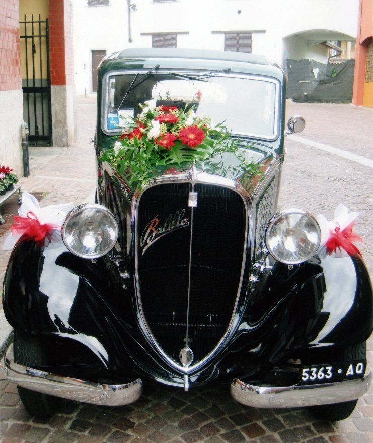 macchina con composizioni floreali per matrimoni