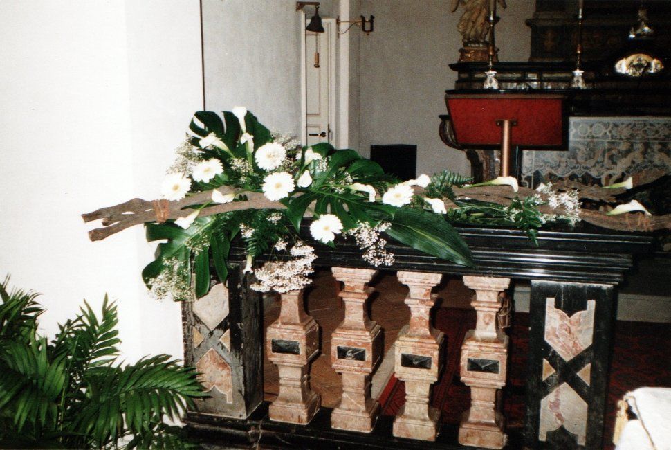 composizione floreale in chiesa