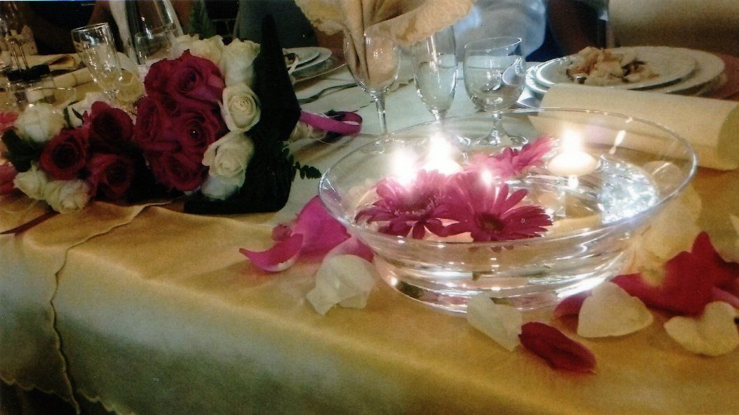 tavola per matrimonio con composizione floreale