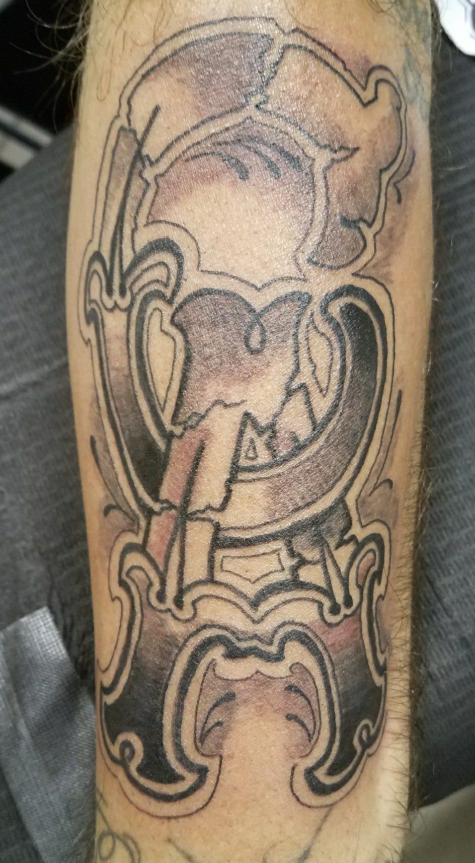 A close up of a tattoo on a person 's leg.