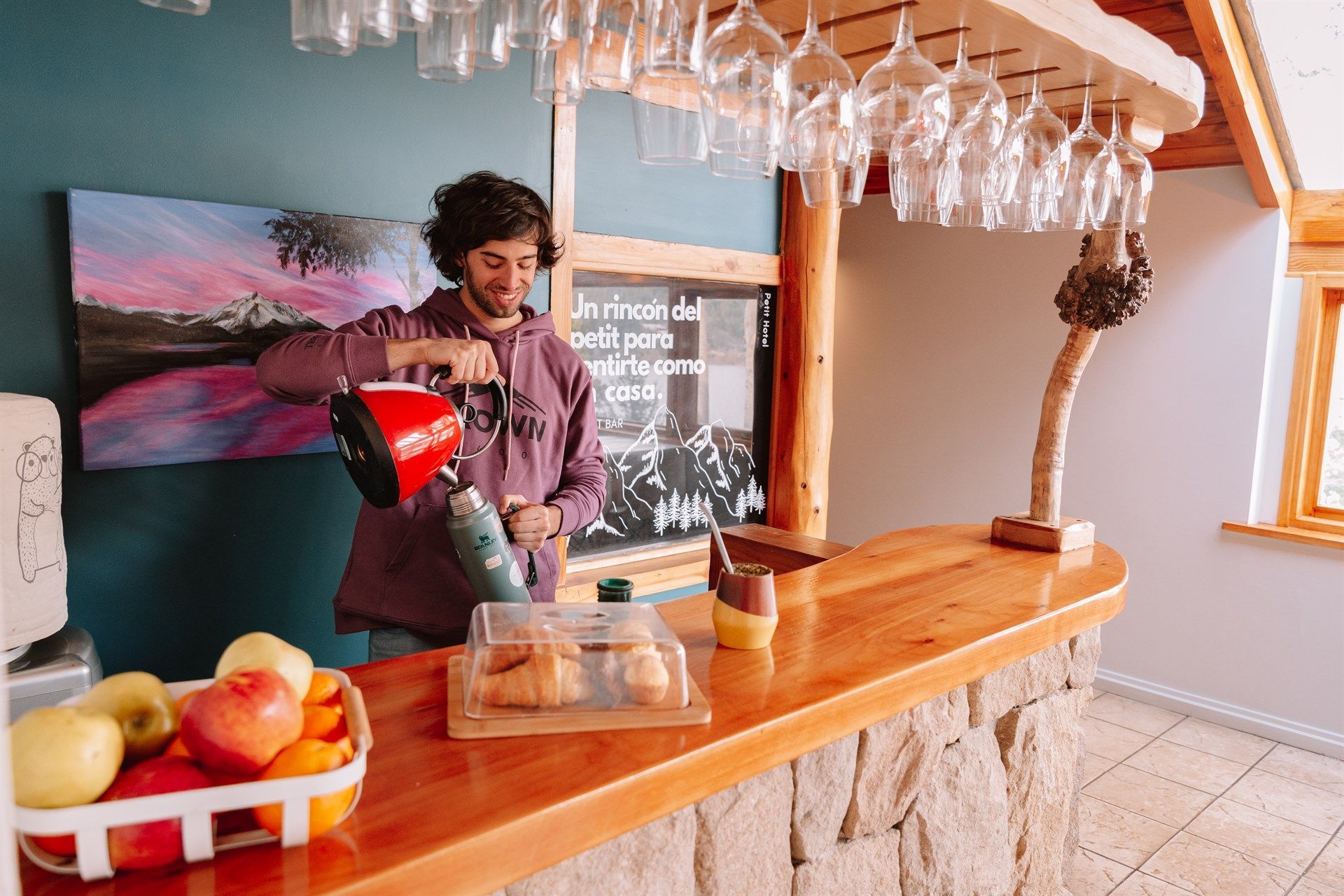 Un hombre está sirviendo una bebida en una taza en un bar.
