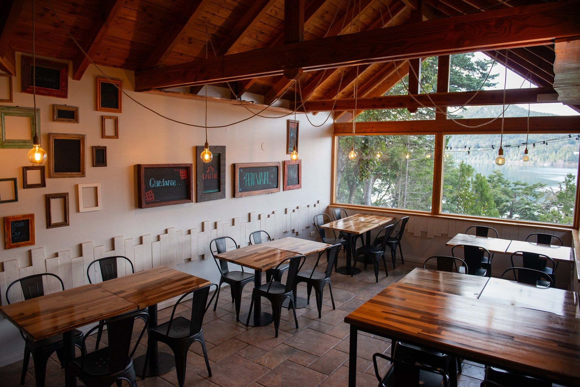 Un restaurante con mesas y sillas y un gran ventanal.