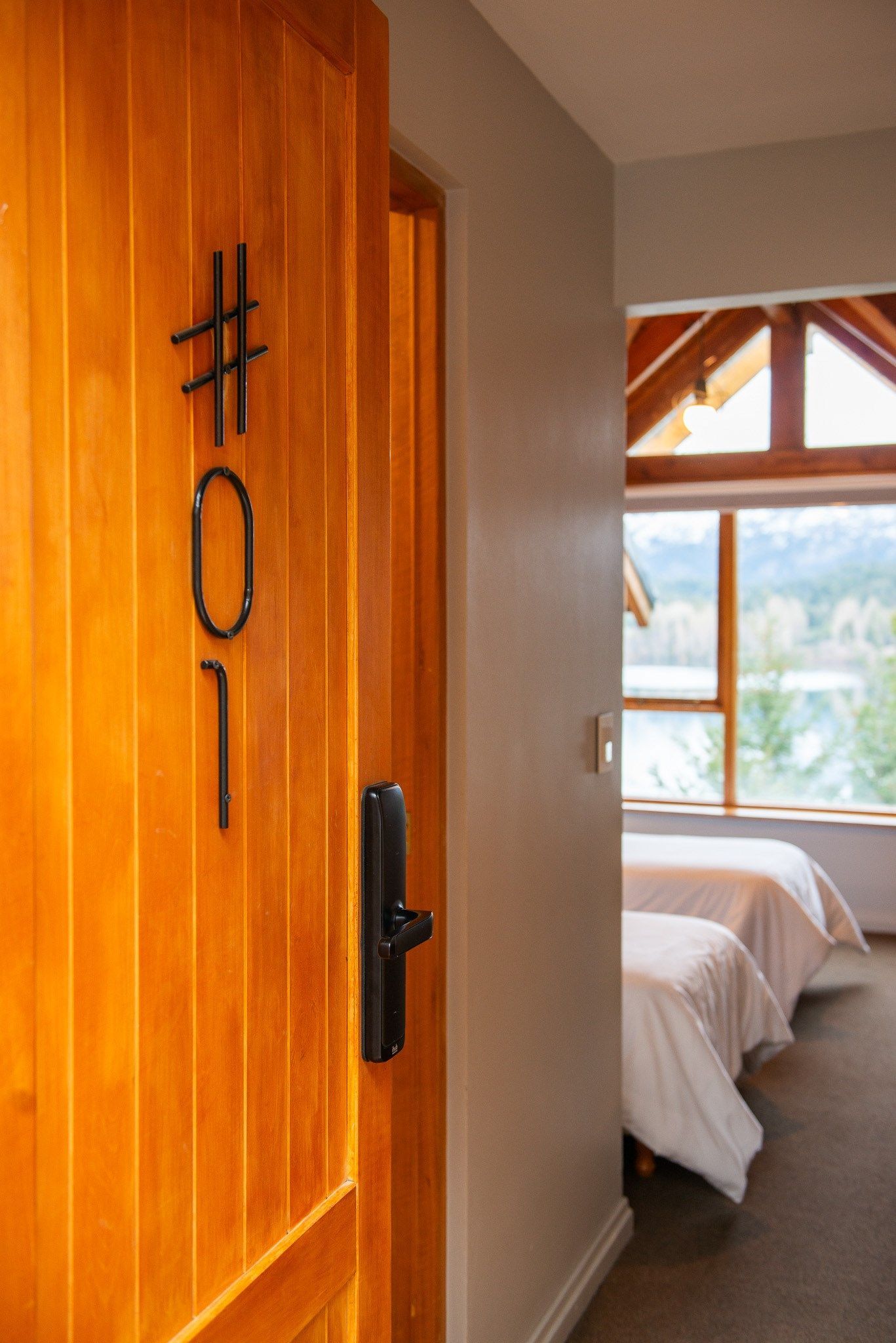 Una habitación de hotel con dos camas y una puerta de madera con el número 101.