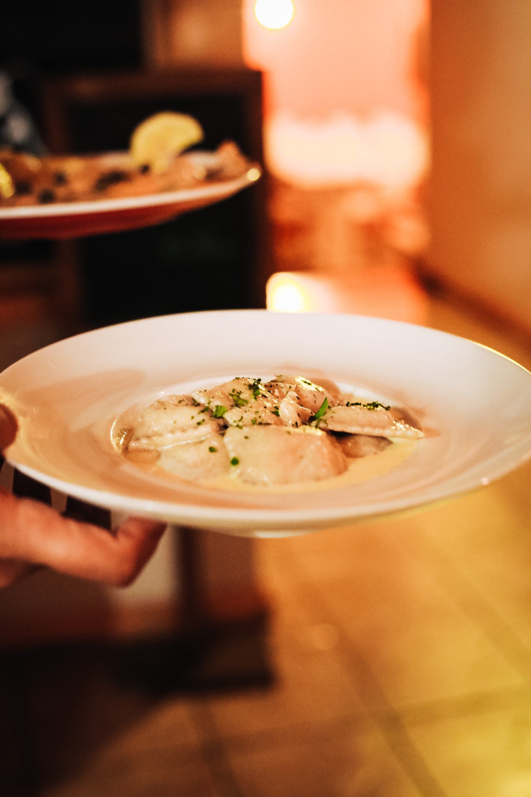 Una persona sostiene un plato de comida en su mano.