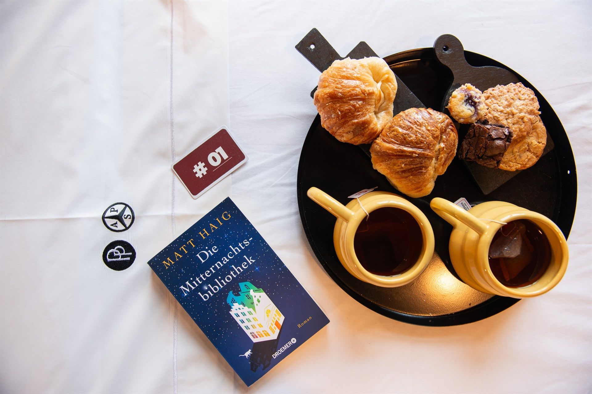 Un plato de comida y un libro sobre una mesa.