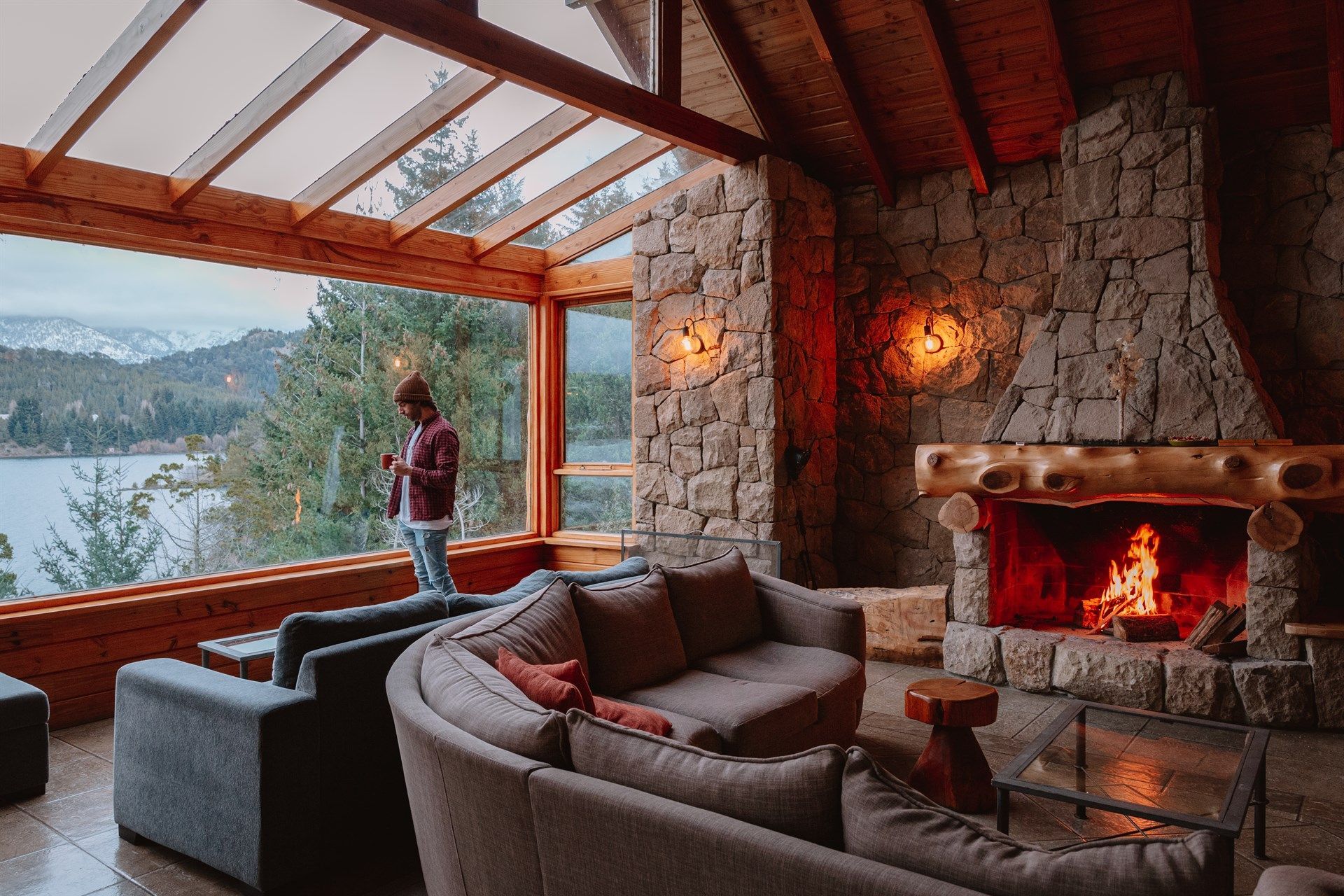 Un hombre está de pie en una sala de estar con chimenea.