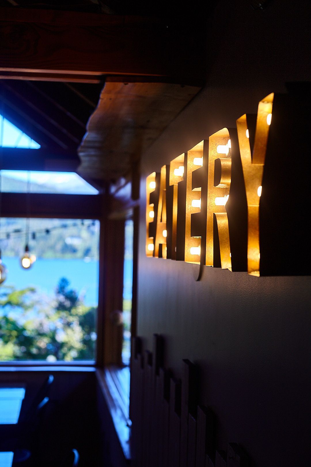 La palabra restaurante está iluminada en la pared de un restaurante.