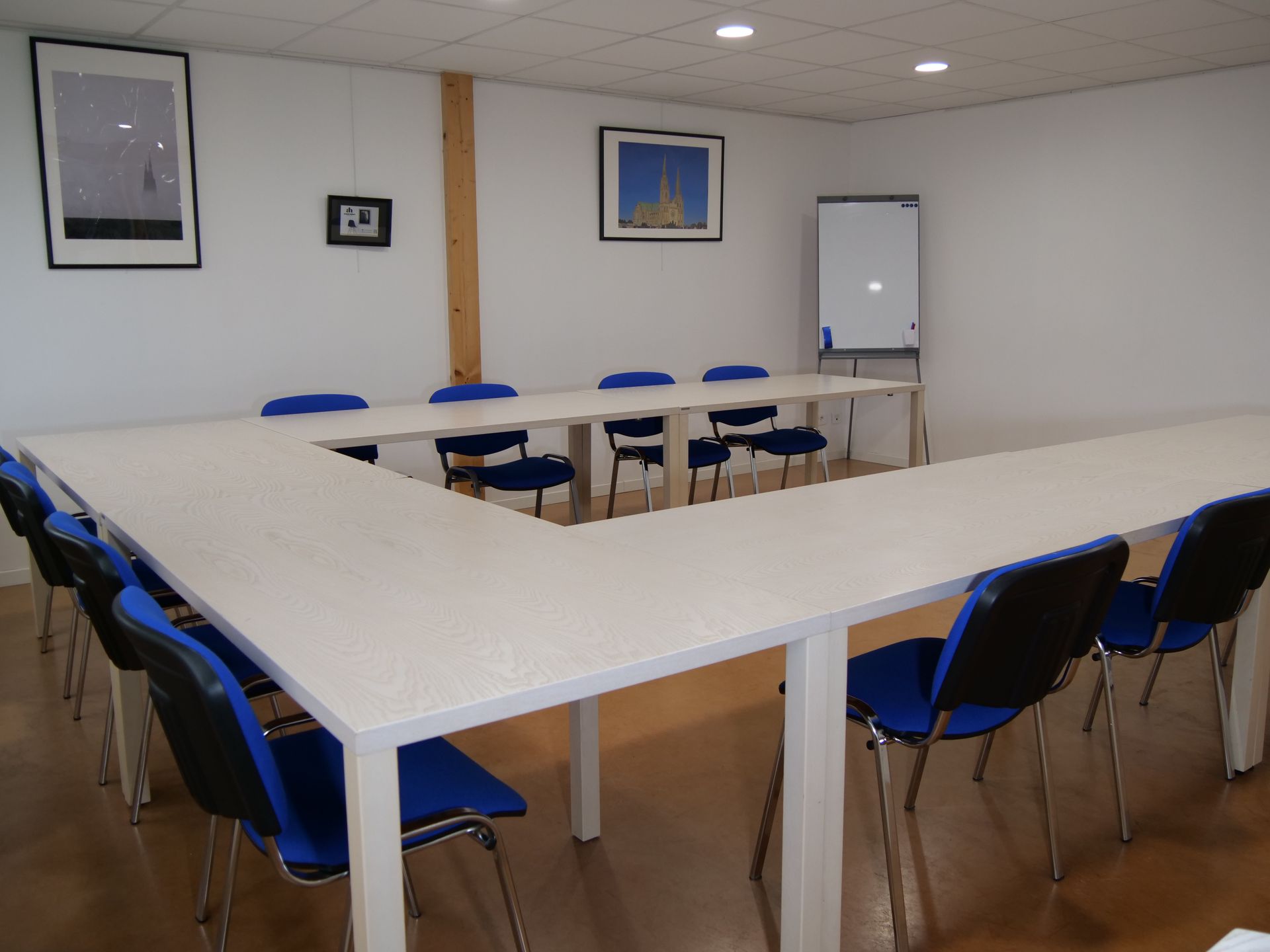 D'une superficie de 35 m², avec des stores intégrés dans les parois vitrées qui peuvent se fermer.