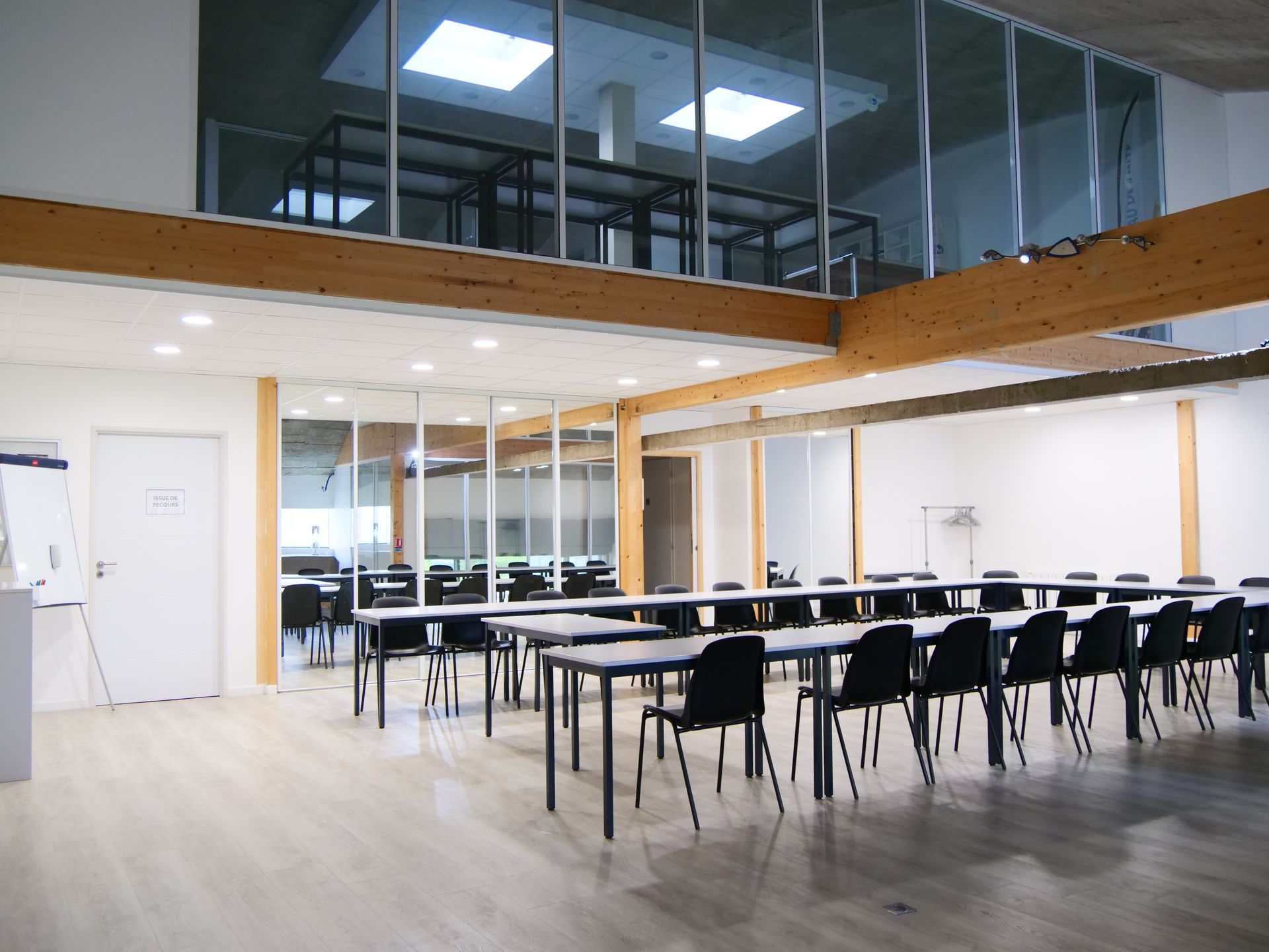 Capacité en configuration U de 30 personnes, jusqu'à 50 en configuration conférence.