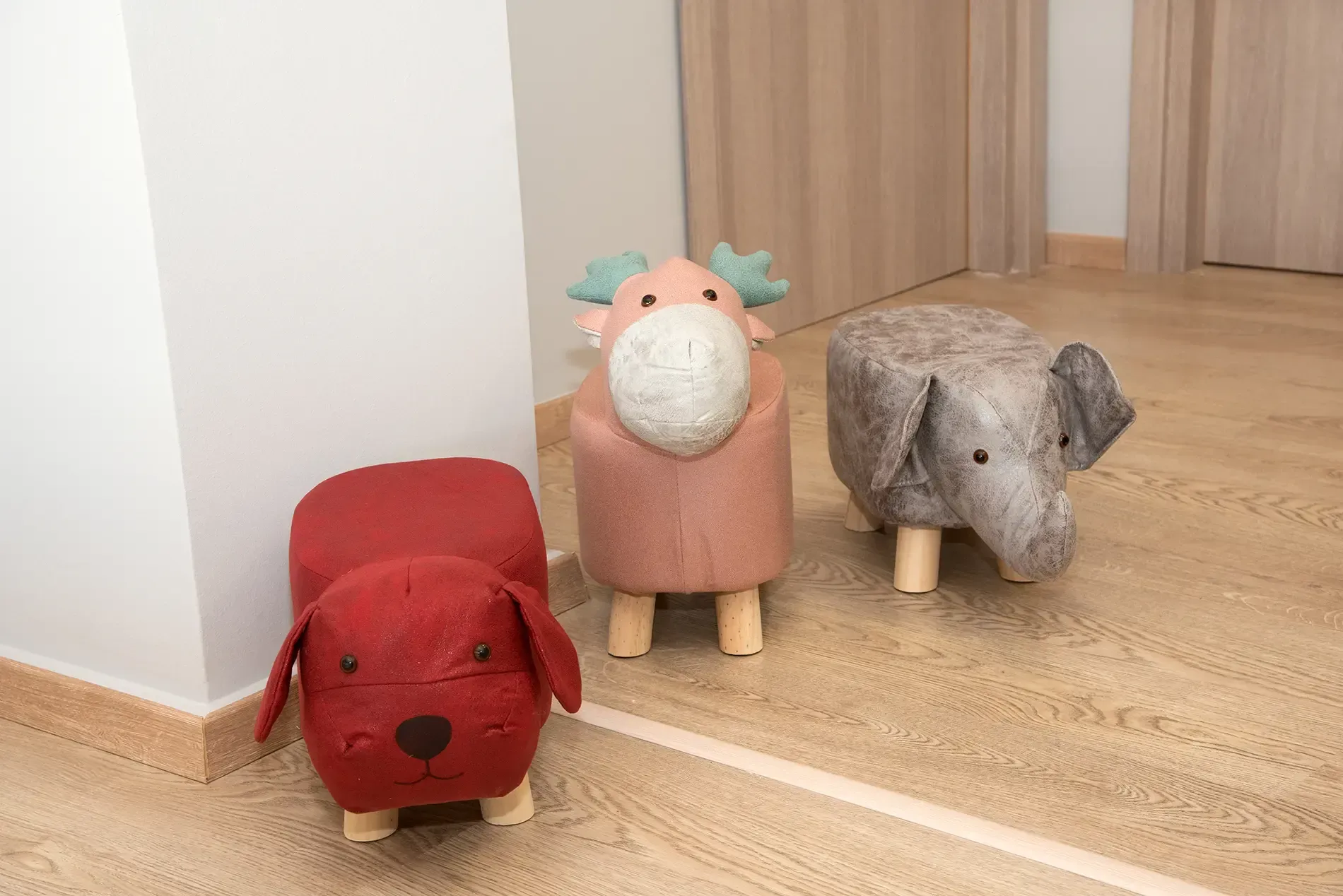 Τρεις Οθωμανοί σε σχήμα ζώων κάθονται σε ένα ξύλινο πάτωμα.