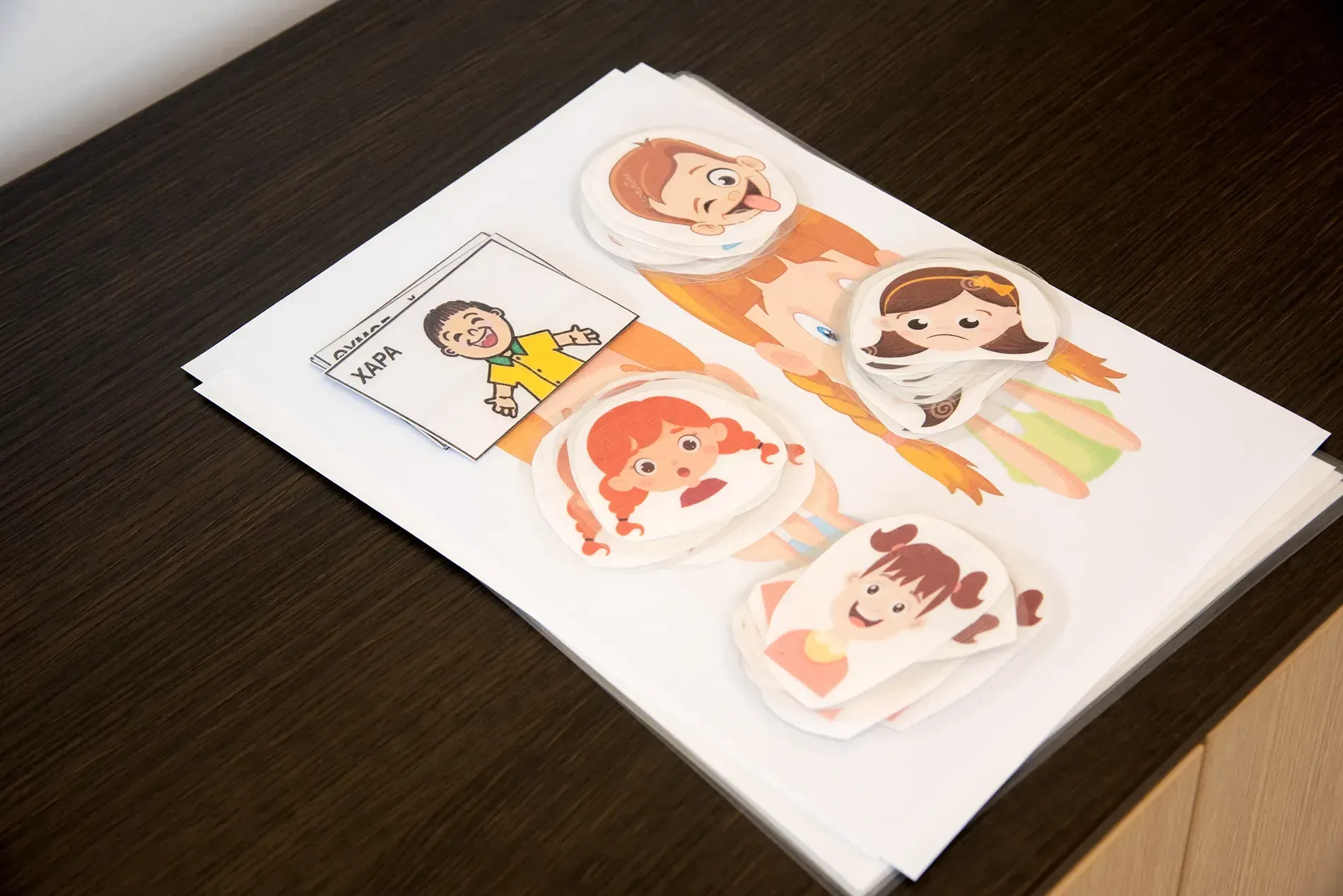 Ένα κομμάτι χαρτί με μια εικόνα ενός αγοριού και τριών κοριτσιών πάνω του