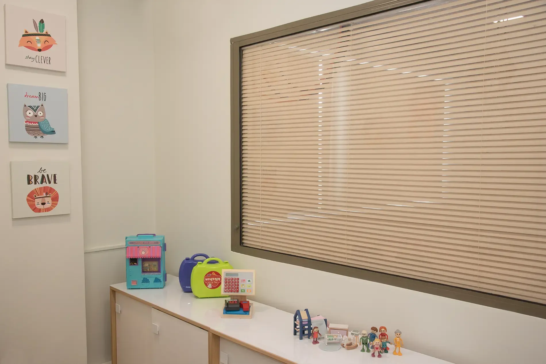 Ένα δωμάτιο με παράθυρο και ένα τραπέζι με παιχνίδια.