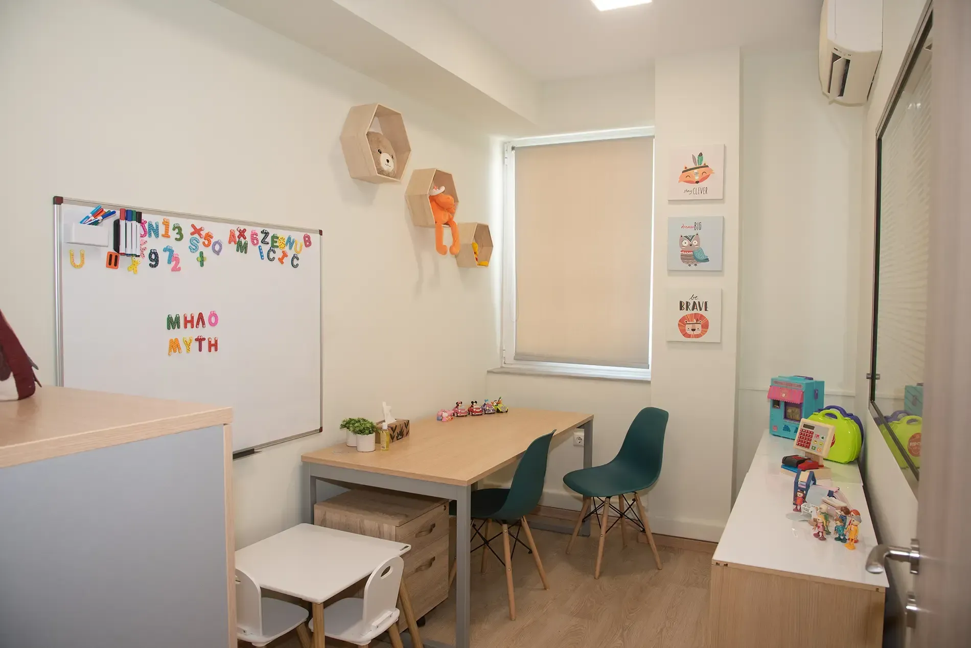 Ένα δωμάτιο με τραπέζι και καρέκλες και έναν πίνακα.