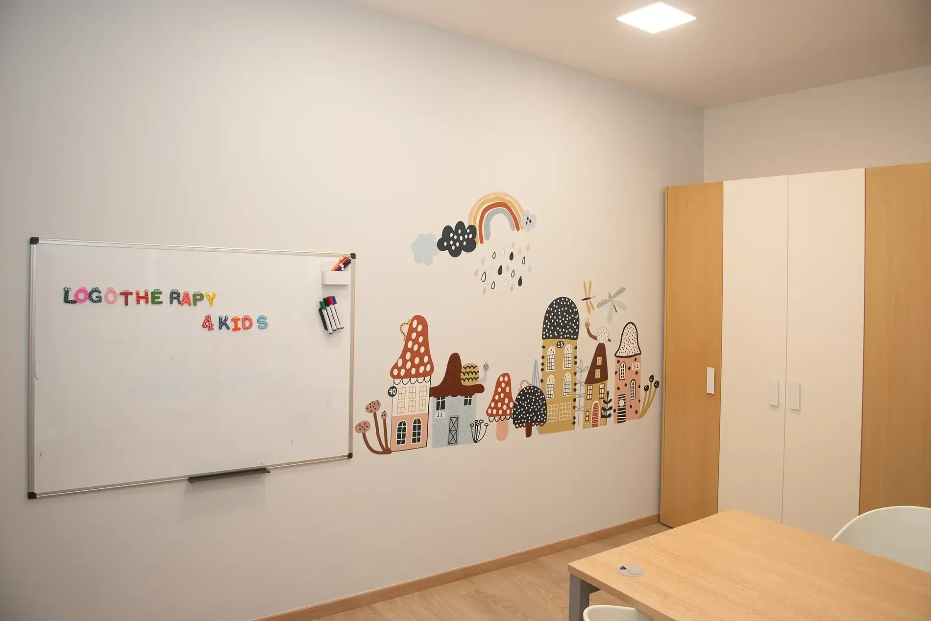 Ένα δωμάτιο με ένα τραπέζι και έναν πίνακα στον τοίχο.