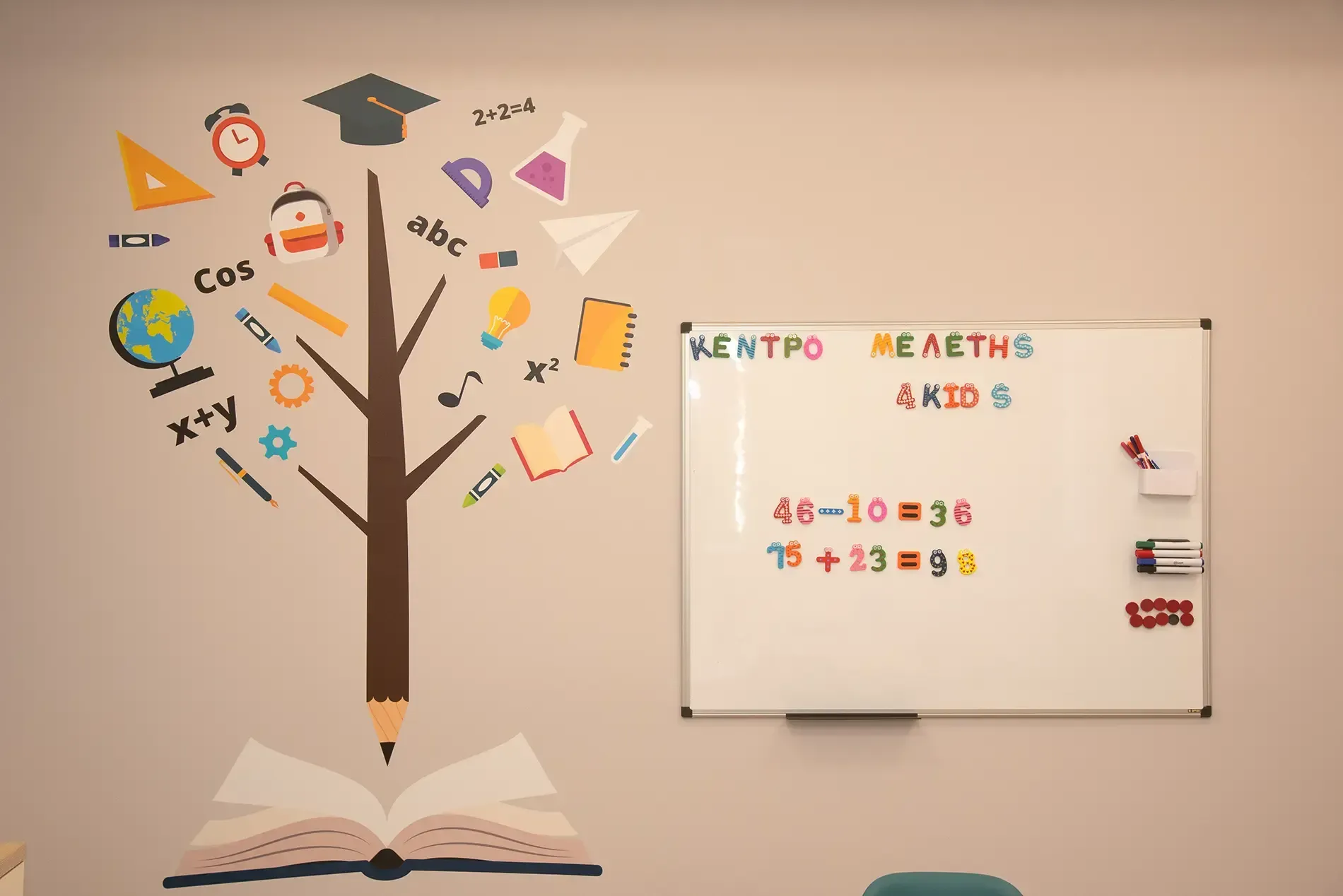 Έναν πίνακα με μια εικόνα ενός δέντρου και ένα μολύβι πάνω του.