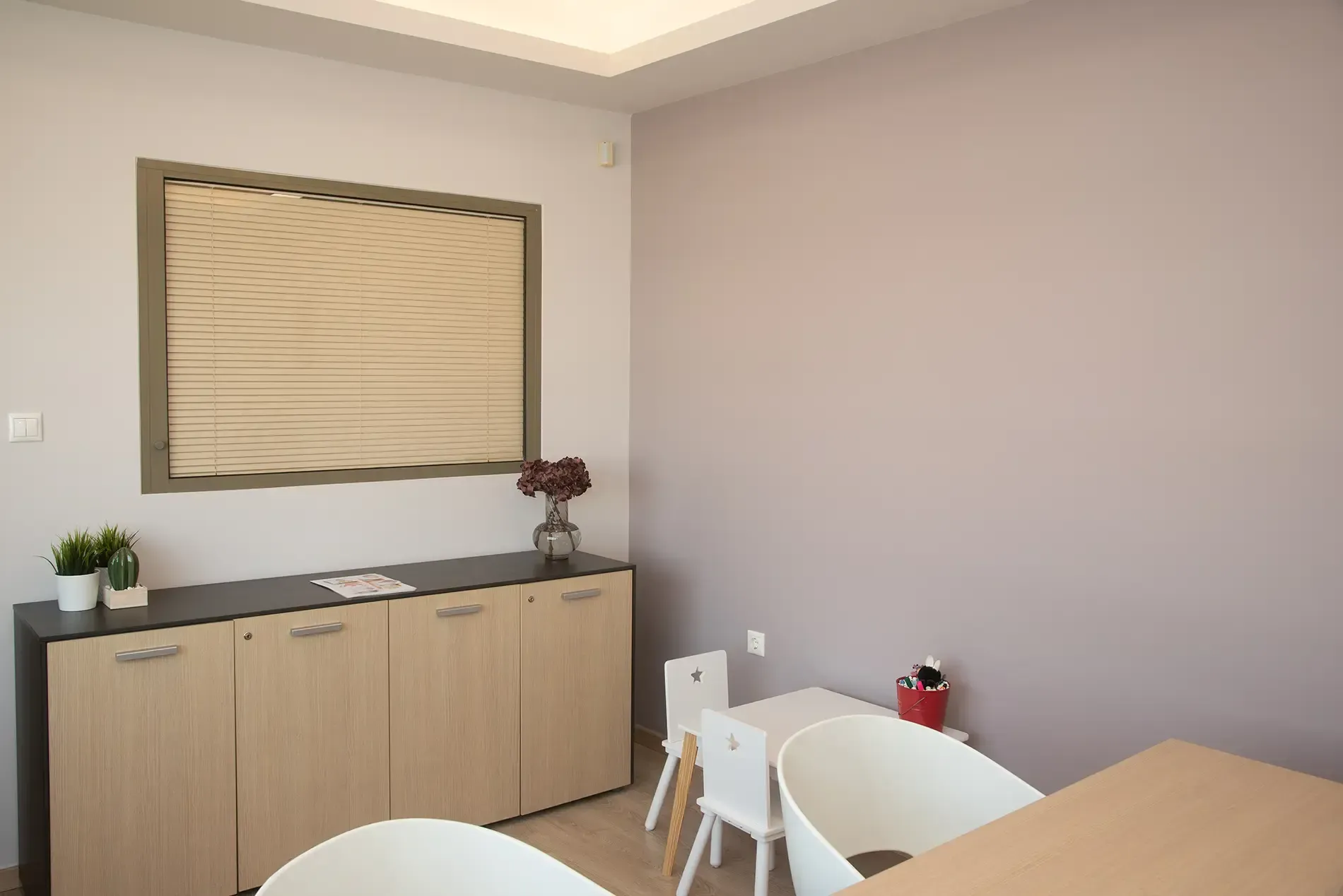 Υπάρχει ένα τραπέζι και καρέκλες στο δωμάτιο.