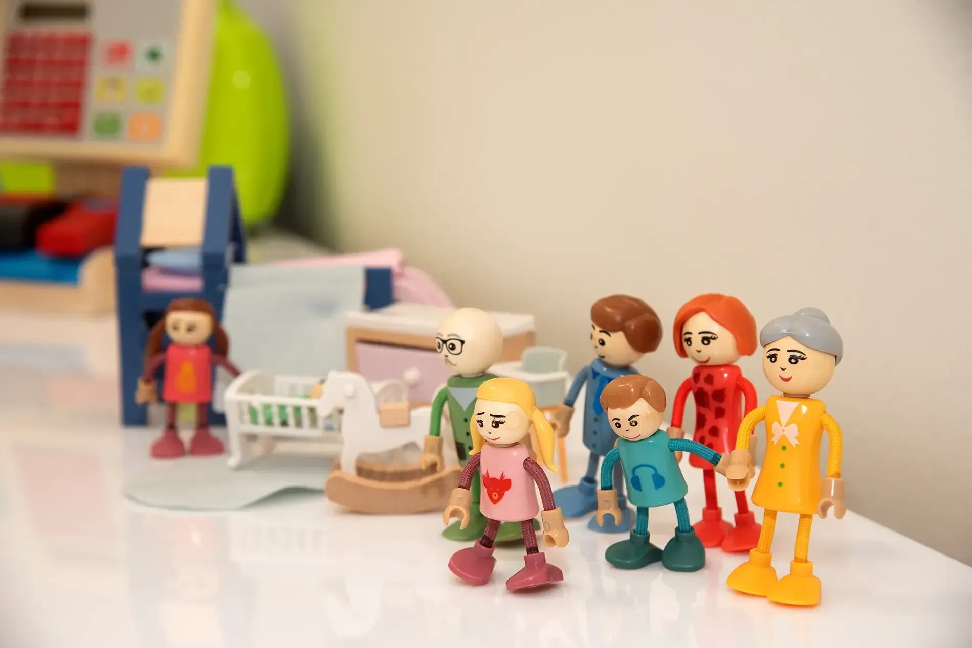 Μια ομάδα από πλαστικές φιγούρες παιχνιδιών που στέκονται η μια δίπλα στην άλλη σε ένα τραπέζι.