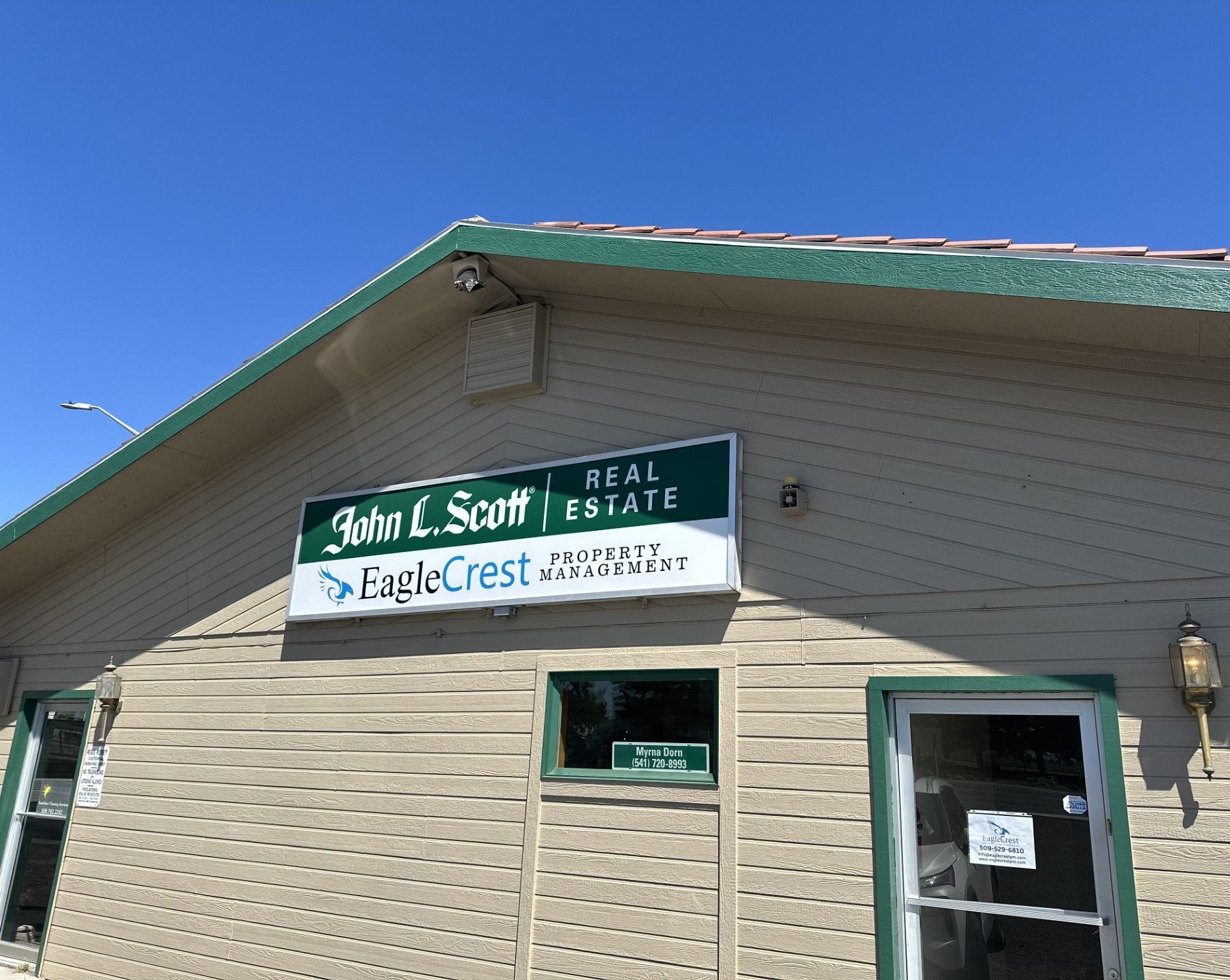 A building with a sign that says john l. scott real estate