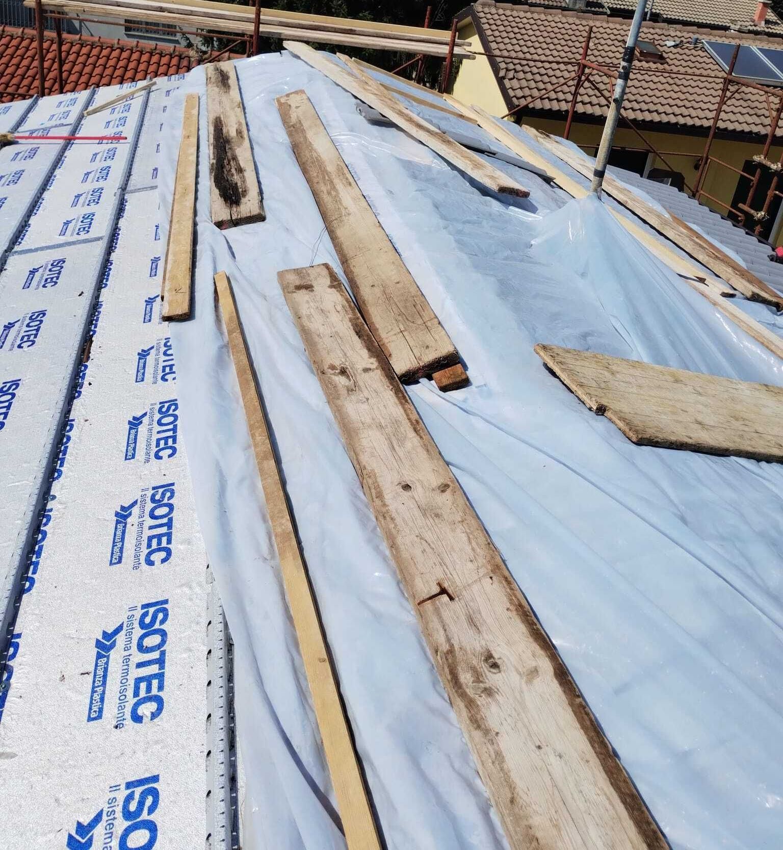 Un tetto viene coperto con isolamento isotec