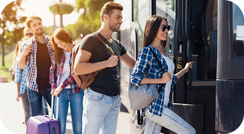 Pessoas embarcando em um ônibus; passageiros na fila em um dia ensolarado.
