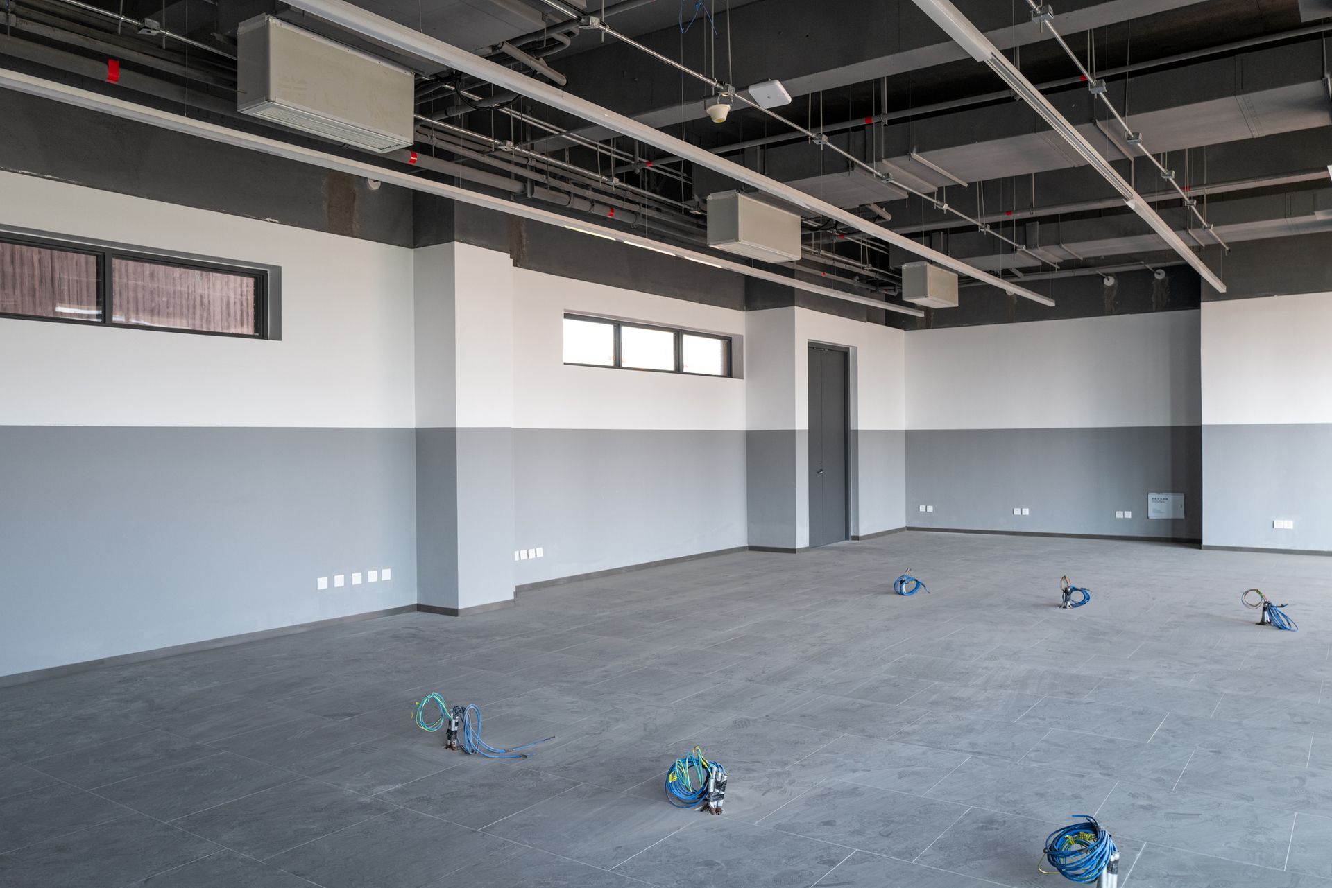 A large empty room with a lot of windows and a ceiling.