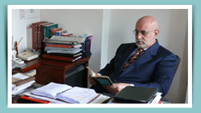 dottore alla scrivania