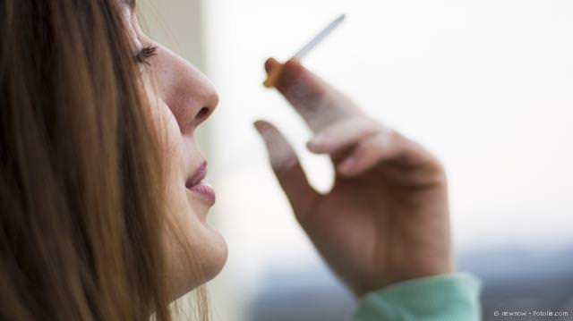 Rauchen erhöht das Risiko, an Parodontitis zu erkranken.