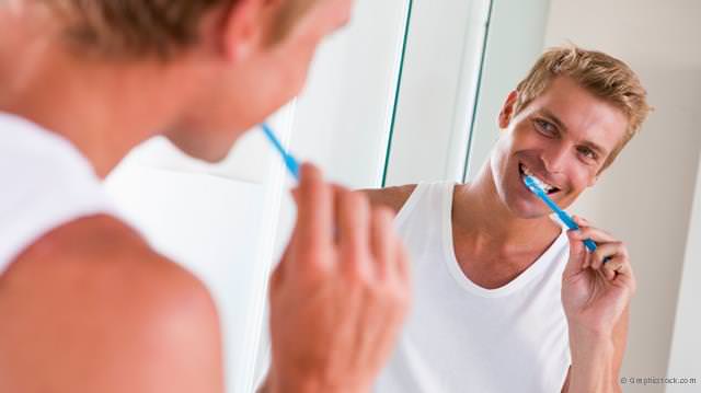 Sorgfältige häusliche Mundpflege als Grundvoraussetzung