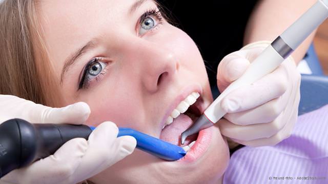 Regelmäßige Professionelle Zahnreinigung: wirksamer Schutz vor Parodontitis