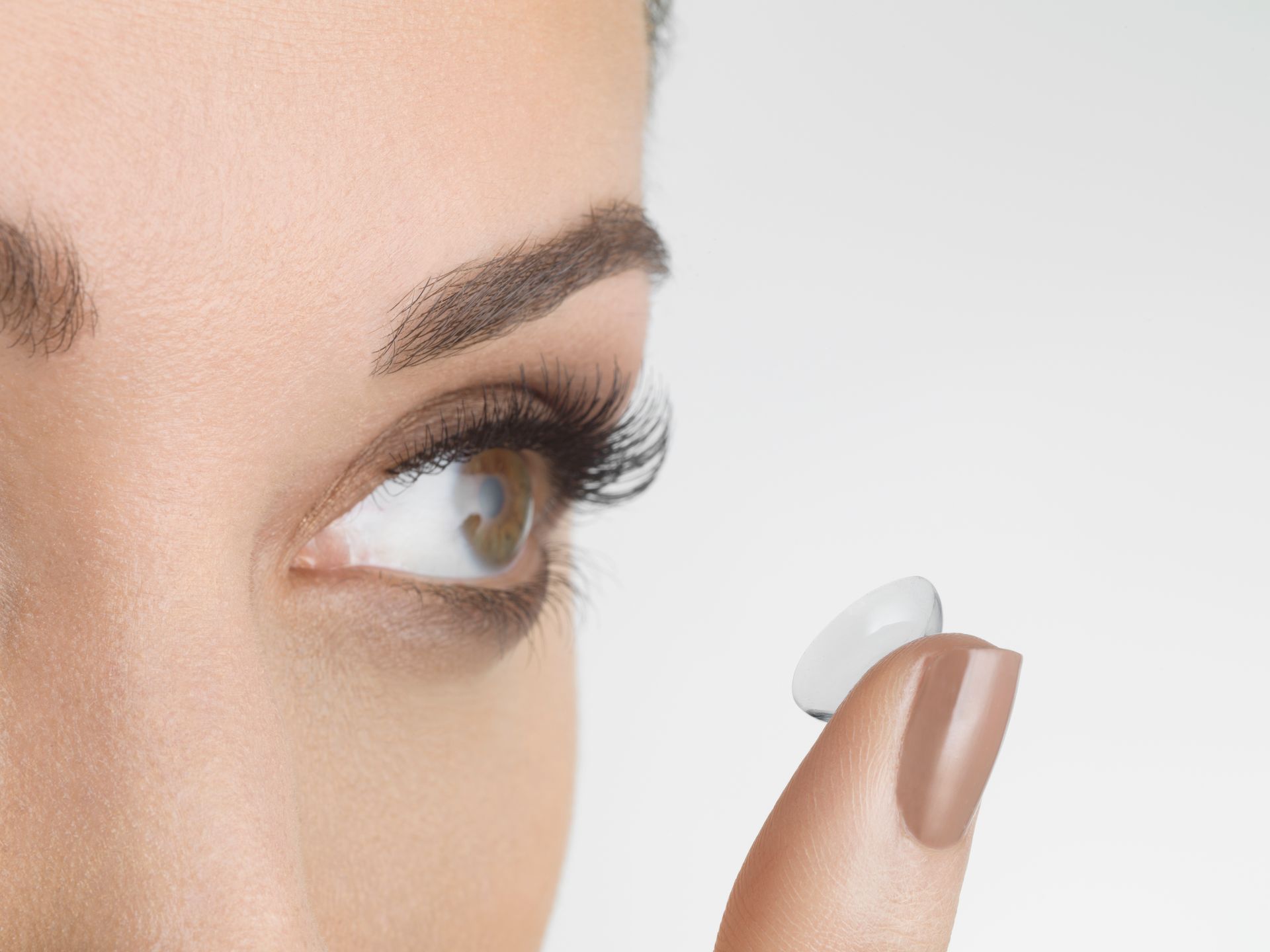 Una donna si mette una lente a contatto nell'occhio.