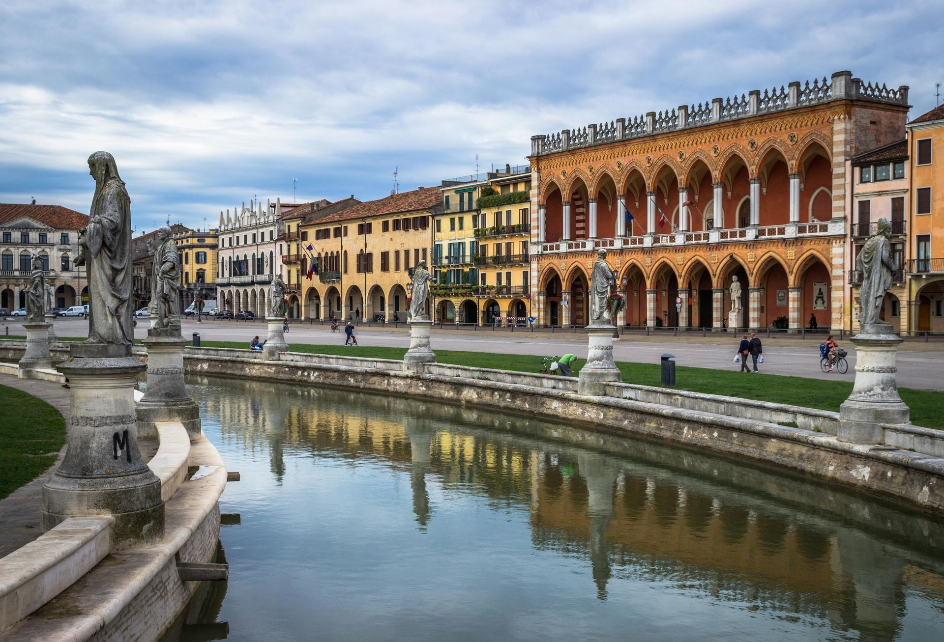 Foto di Prato della Valle a Padova, con edifici colorati, fontana e statue