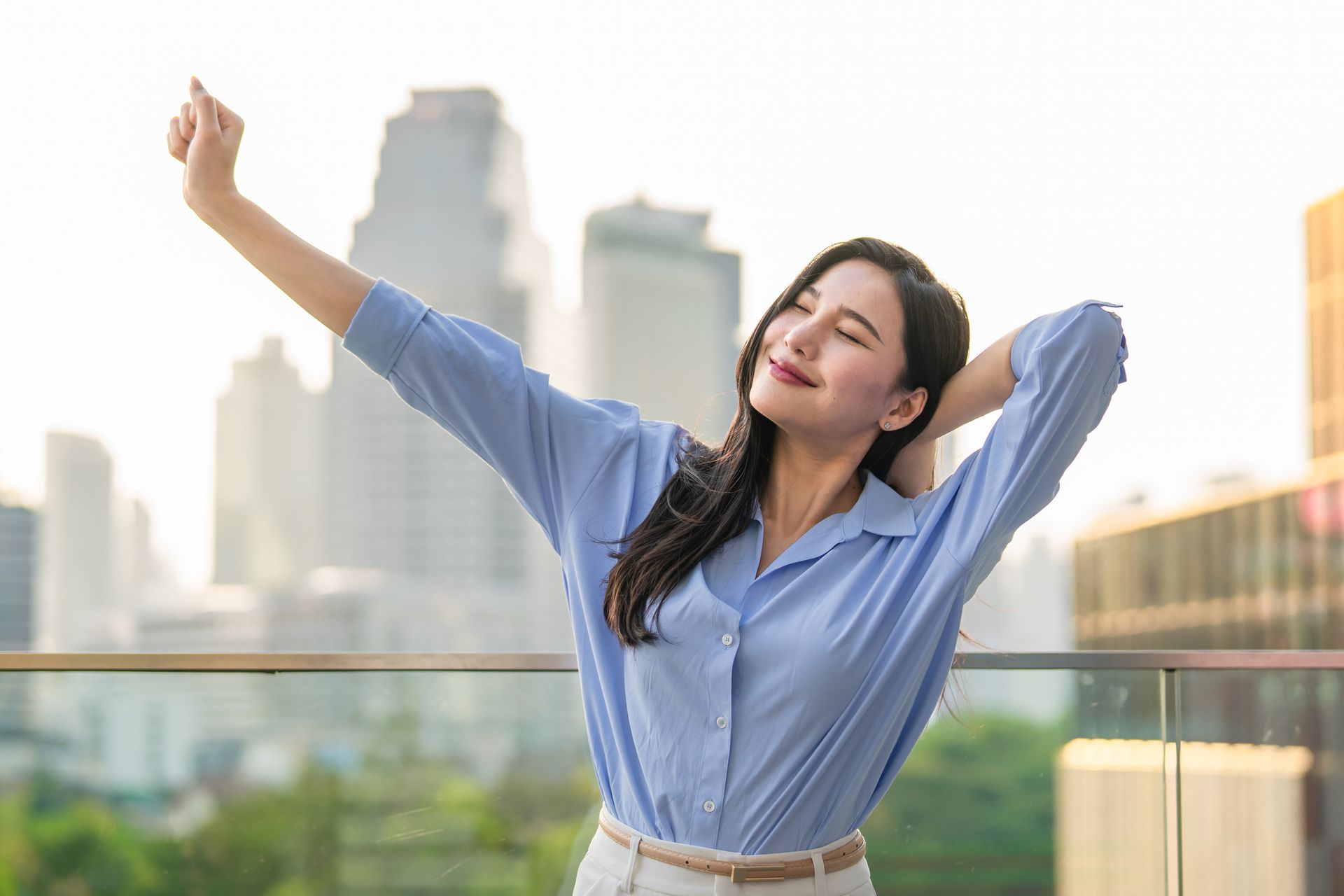 Yellow road sign with truck icon, text: 