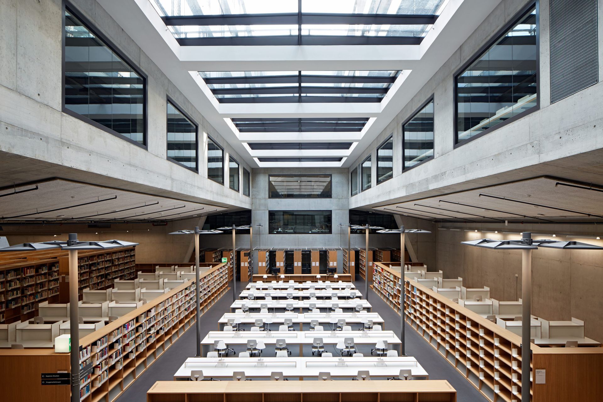 Eine grosse Bibliothek mit vielen Regalen und Tischen