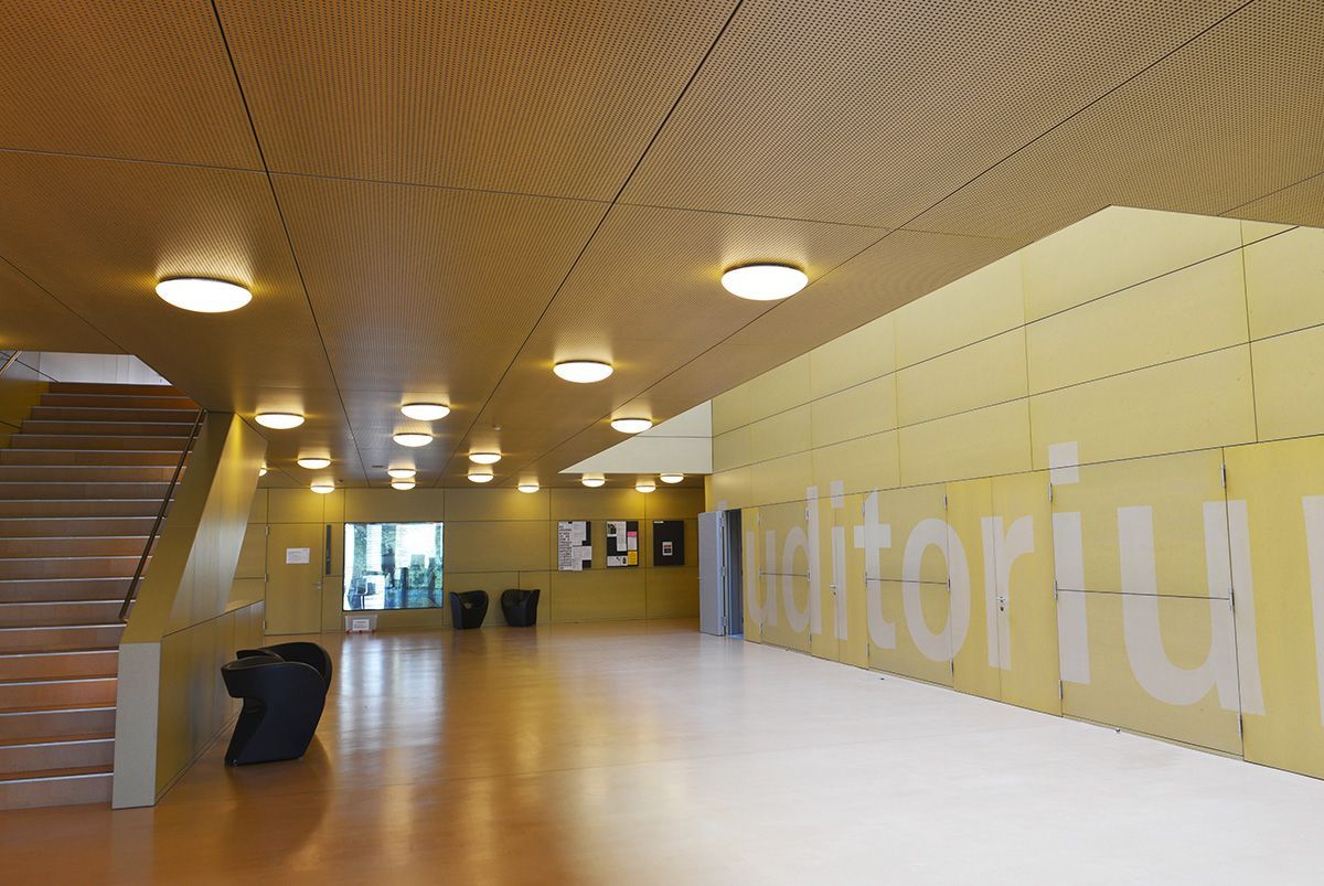 Ein Flur mit einer gelben Wand, auf der Auditorium steht