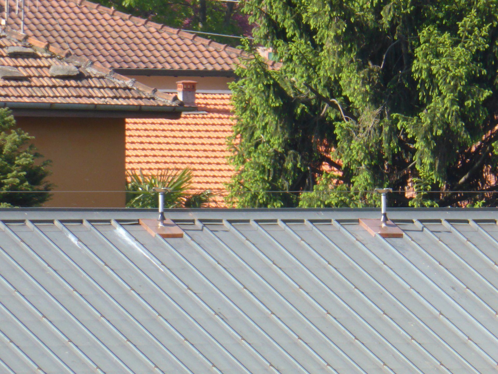 tetto di un edificio con sistema di sicurezza