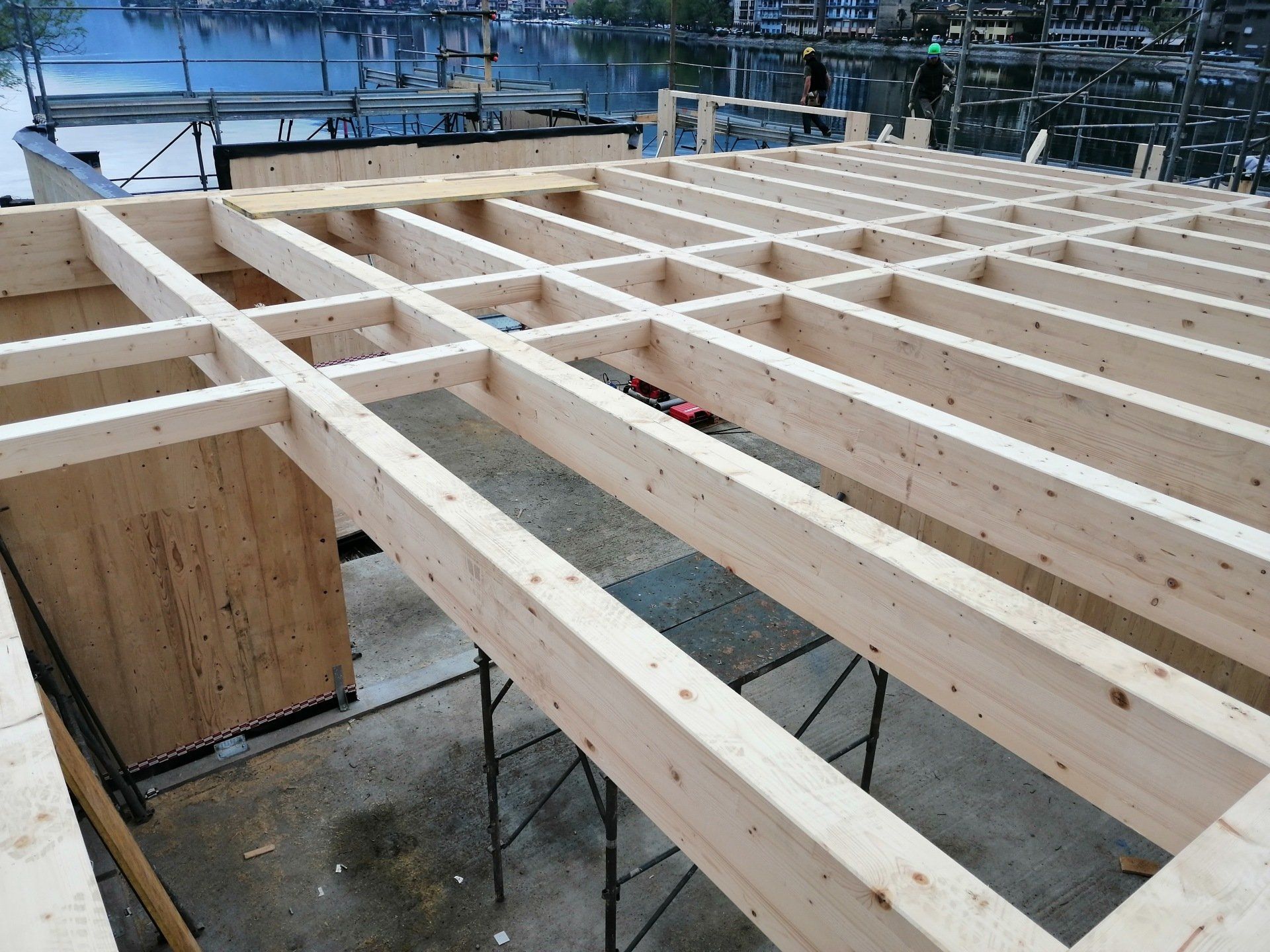 costruzione con travi in legno